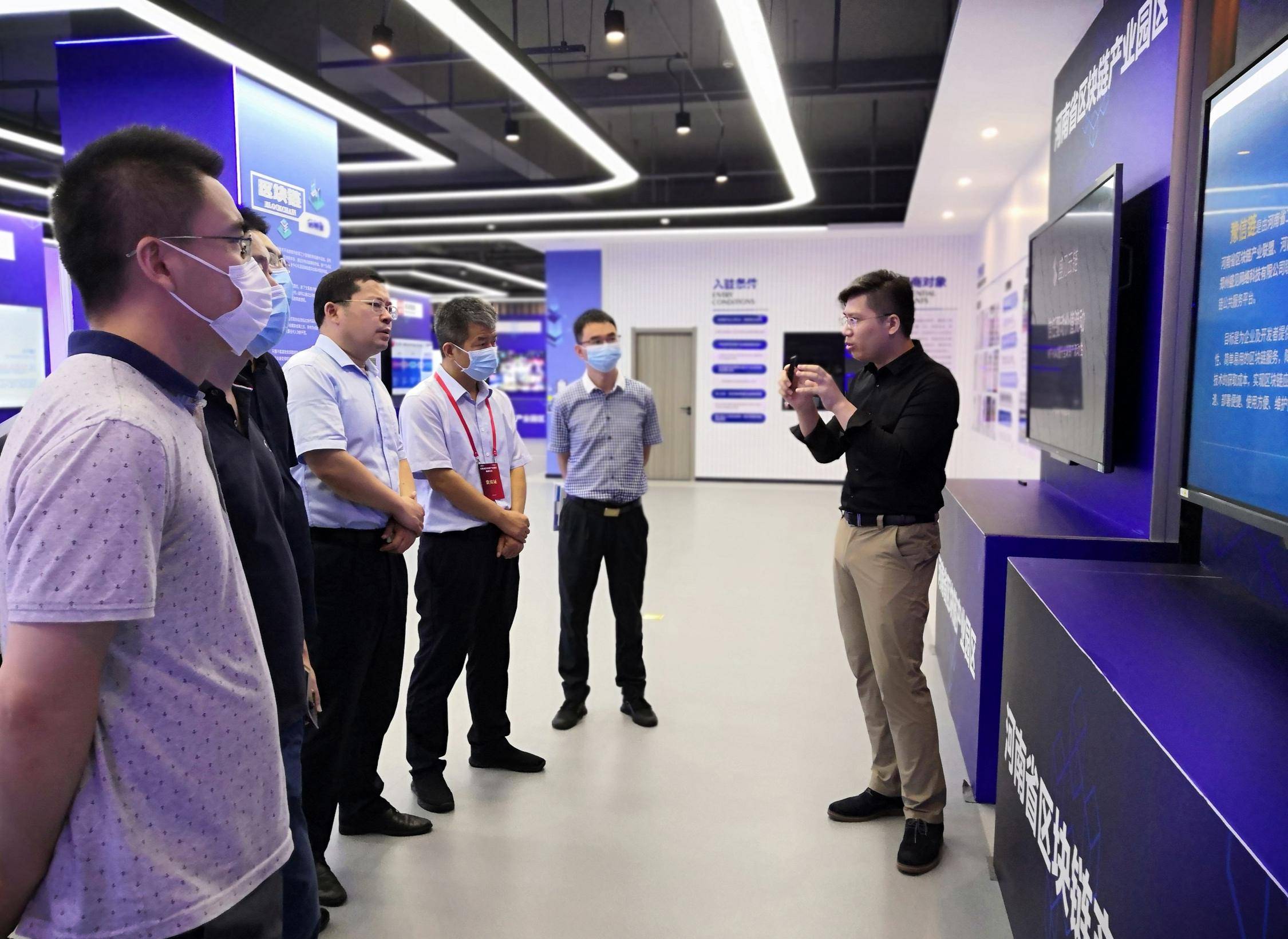 产业园揭牌、政策扶持<strong></p>
<p>区块链产业</strong>！郑州区块链产业迎来高光时刻