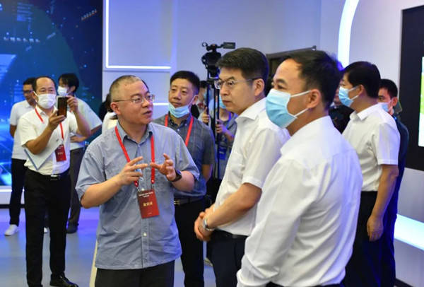 河南省区块链产业园区正式揭牌<strong></p>
<p>区块链产业</strong>，中盾云安成为首批入驻企业！