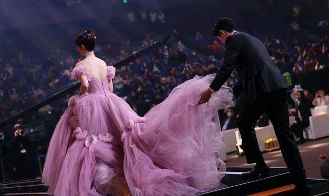 战战奥奥初初相识三周年啦<strong></p>
<p>奥币</strong>！