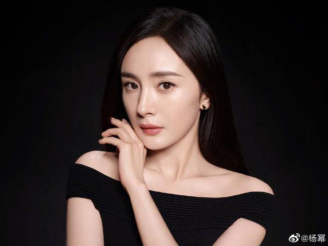 杨幂下戏秒换深U辣妹私服<strong></p>
<p>U网</strong>！片场疾走“身材前波动”网一看全晕了