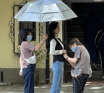 杨幂下戏秒换深U辣妹私服<strong></p>
<p>U网</strong>！片场疾走“身材前波动”网一看全晕了