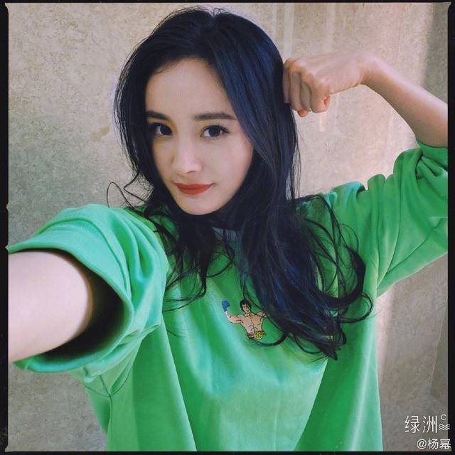 杨幂下戏秒换深U辣妹私服<strong></p>
<p>U网</strong>！片场疾走“身材前波动”网一看全晕了