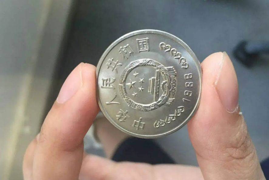 曾经被人嫌弃的1元硬币<strong></p>
<p>币界</strong>，如今成纪念币币王，建行币还在涨