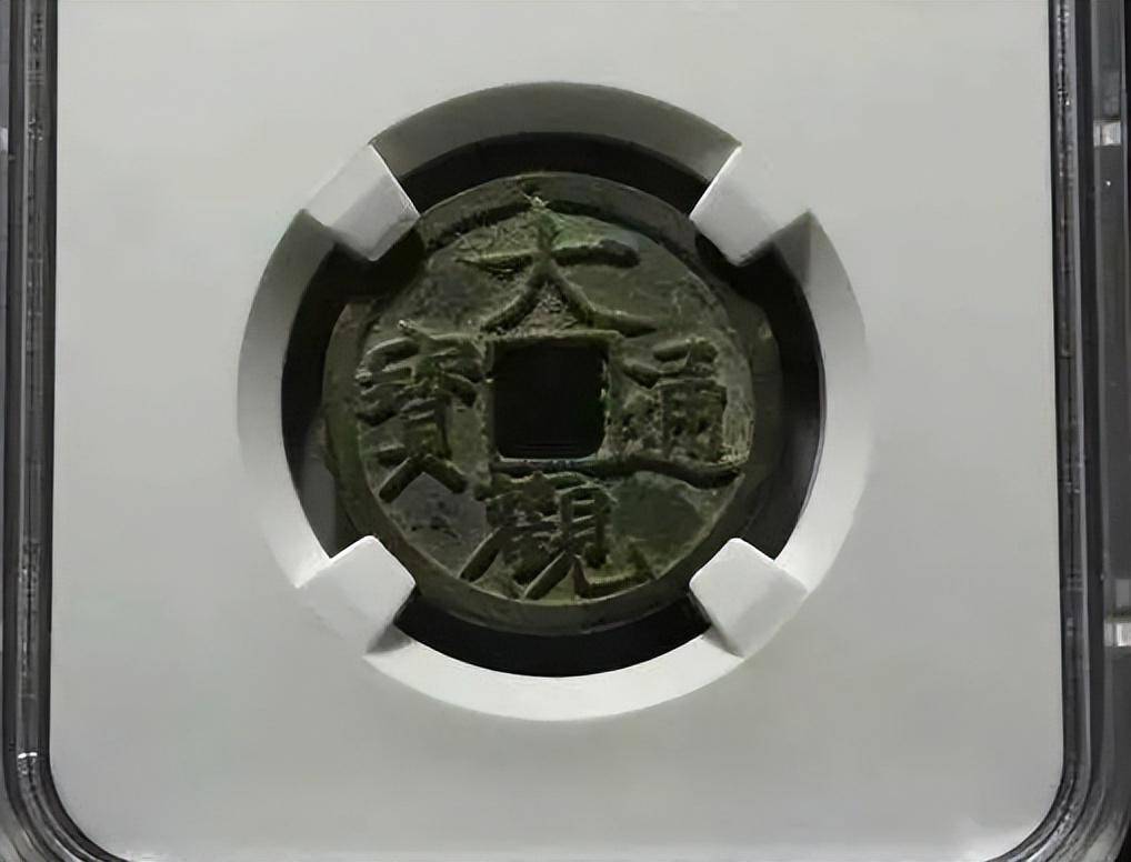 入手裸币<strong></p>
<p>币界</strong>，还是评级币？从几个优，缺点对比一下