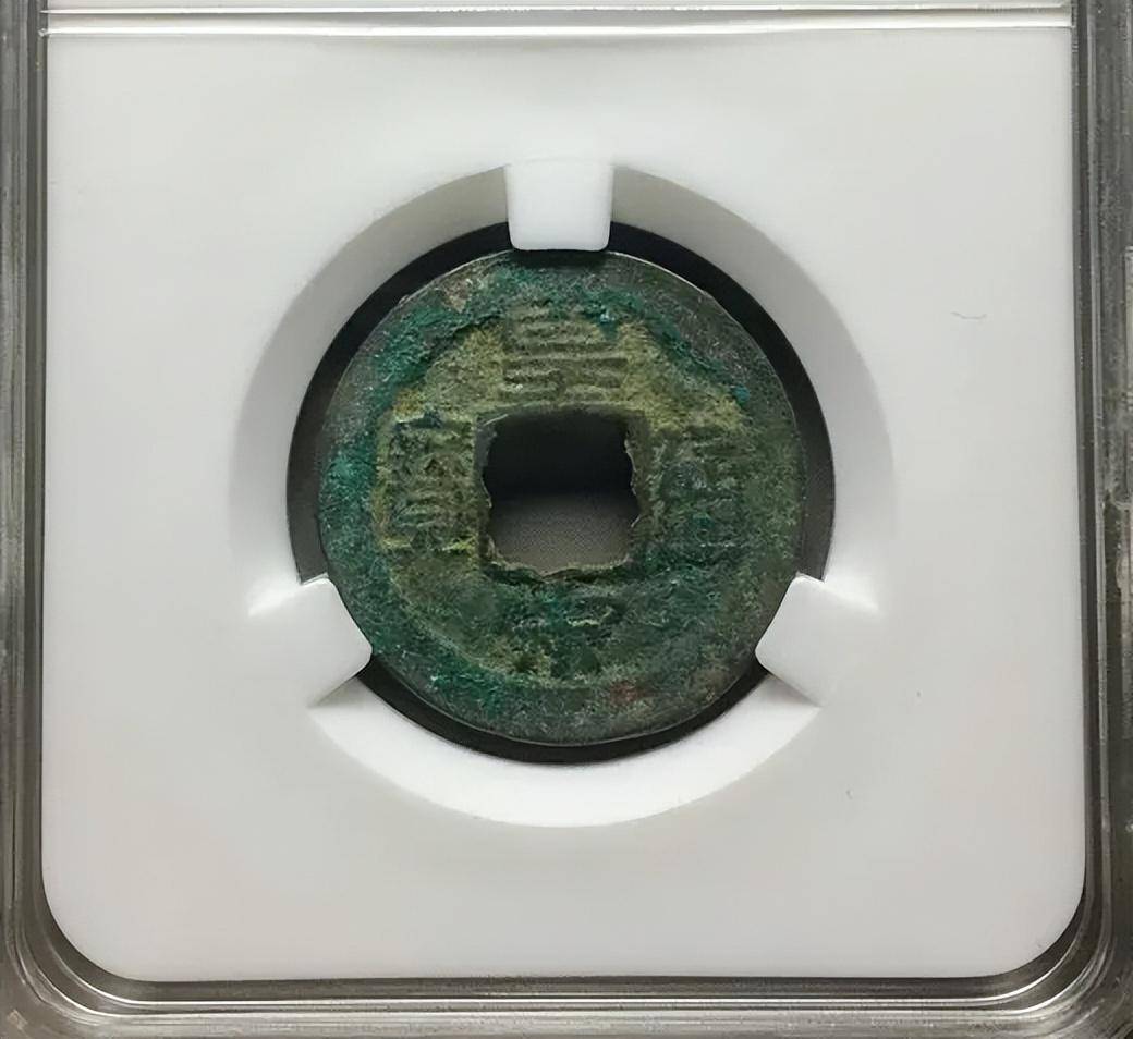 入手裸币<strong></p>
<p>币界</strong>，还是评级币？从几个优，缺点对比一下