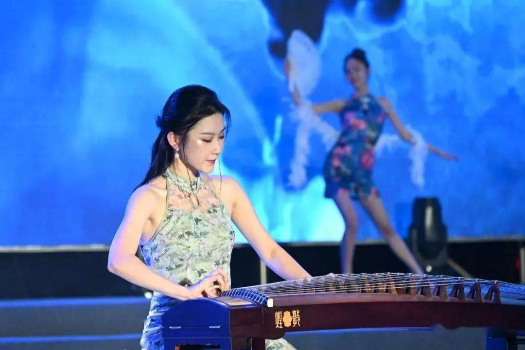 美貌与才华大比拼!&amp;quot;海龙阁饼业&amp;quot;2022茂名荔枝文化形象大使选拔赛信宜分赛区来<strong></p>
<p>龙阁</strong>了