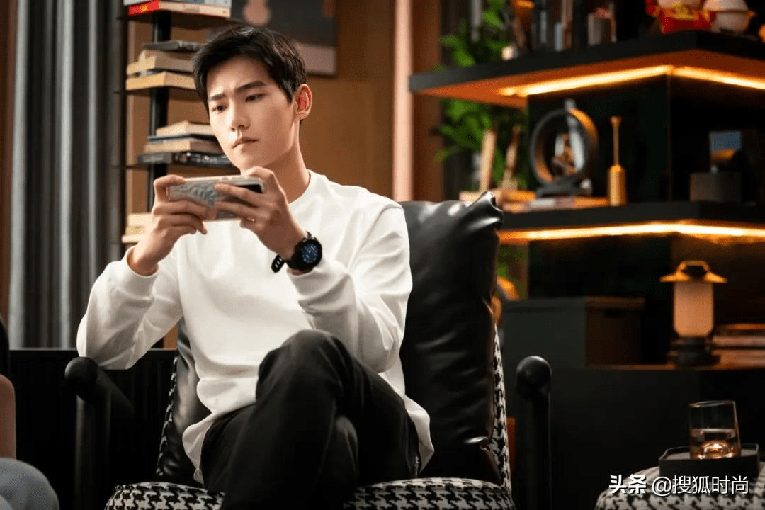 杨幂一顿操作猛如虎<strong></p>
<p>1COIN</strong>？原来明星私底下竟都这么会玩