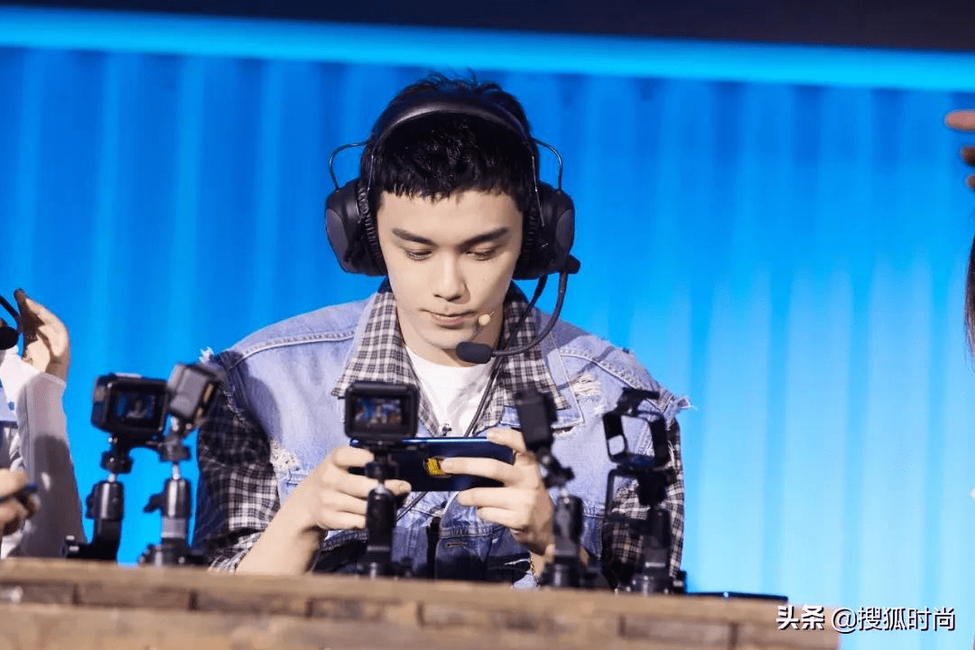 杨幂一顿操作猛如虎<strong></p>
<p>1COIN</strong>？原来明星私底下竟都这么会玩