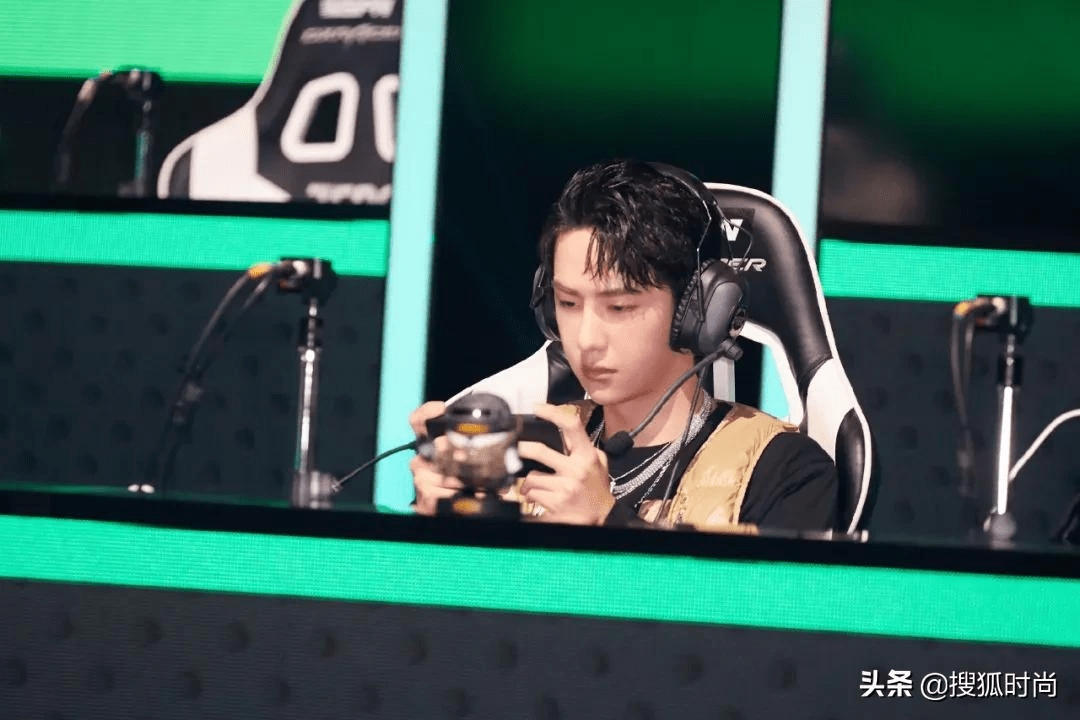 杨幂一顿操作猛如虎<strong></p>
<p>1COIN</strong>？原来明星私底下竟都这么会玩