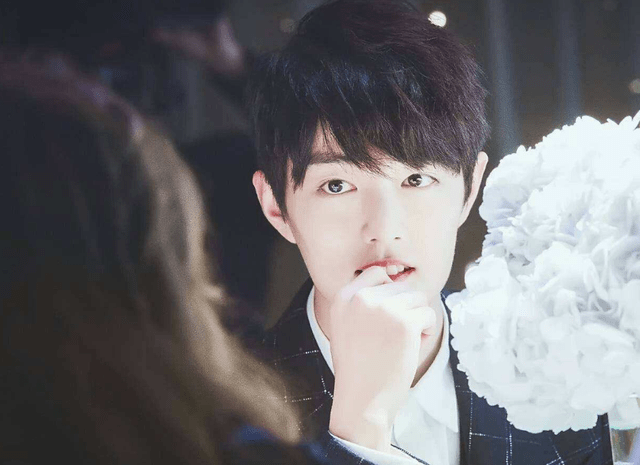 微博KING和QUEEN榜单<strong></p>
<p>KING</strong>，肖战和杨紫持续登顶，迪丽热巴却输给了她