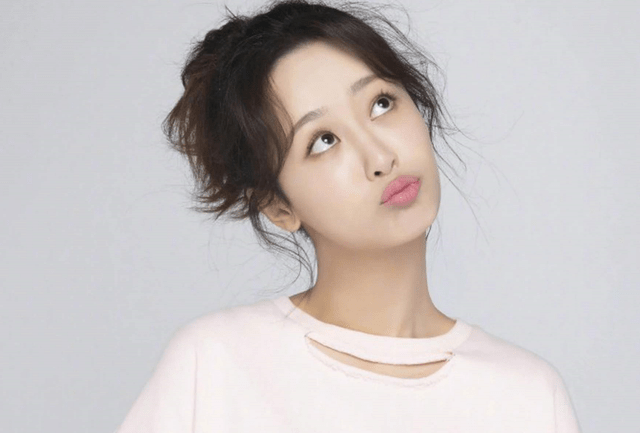 微博KING和QUEEN榜单<strong></p>
<p>KING</strong>，肖战和杨紫持续登顶，迪丽热巴却输给了她