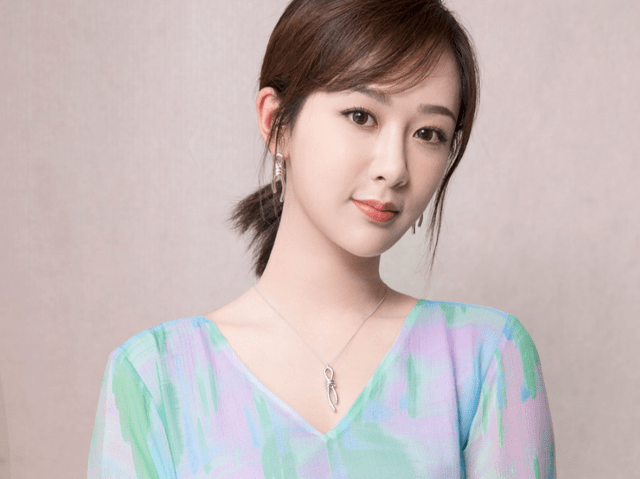 微博KING和QUEEN榜单<strong></p>
<p>KING</strong>，肖战和杨紫持续登顶，迪丽热巴却输给了她