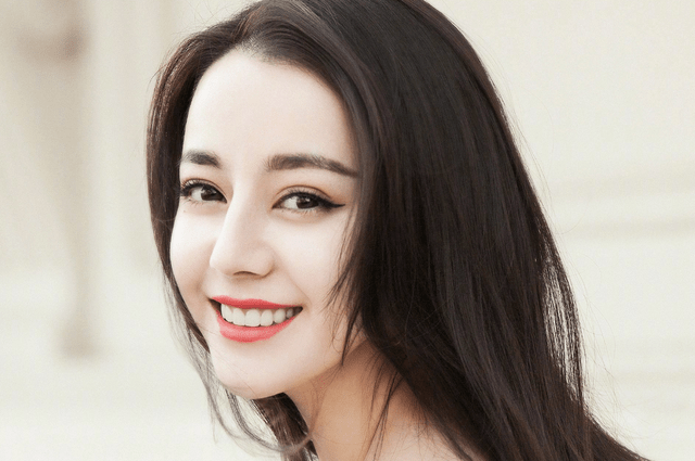 微博KING和QUEEN榜单<strong></p>
<p>KING</strong>，肖战和杨紫持续登顶，迪丽热巴却输给了她