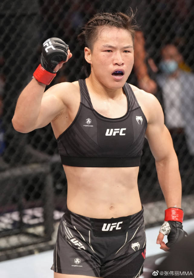 刘畊宏赞美张伟丽：谢谢你，给了我们力量！中国一姐2回合KO重返巅峰