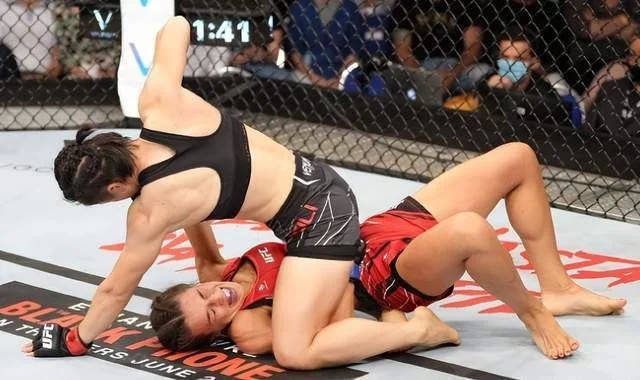 刘畊宏赞美张伟丽：谢谢你<strong></p>
<p>KO平台</strong>，给了我们力量！中国一姐2回合KO重返巅峰