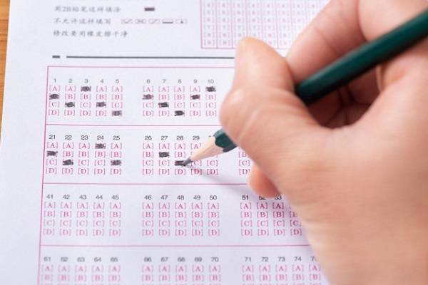 基金从业人员资格考百余人作弊<strong></p>
<p>基金从业协会</strong>，12名组织者被判刑并禁止从业