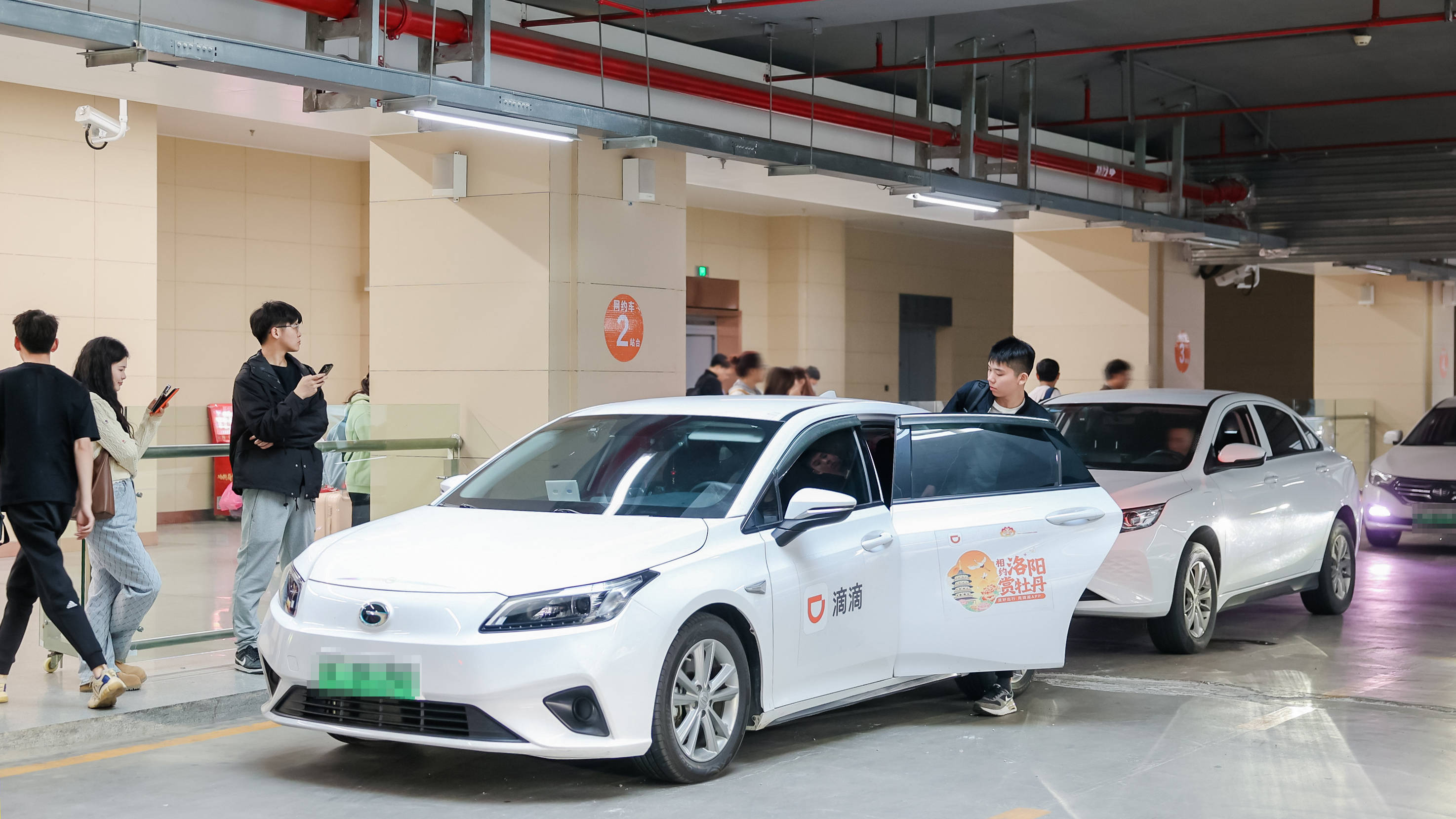 协助疏散浦东机场到达旅客<strong></p>
<p>网上交易保障平台</strong>，网约车平台组建保障车队