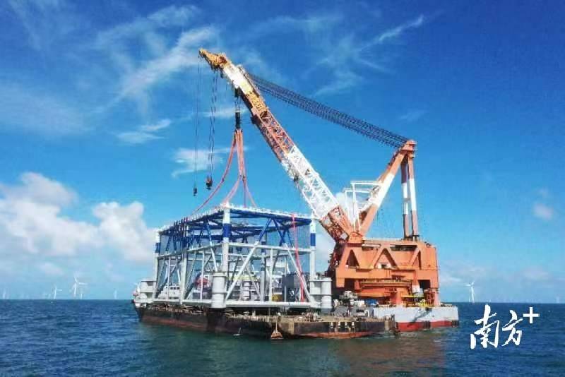汕尾海事保障全球首例抗台风型海洋牧场网箱平台安全投放