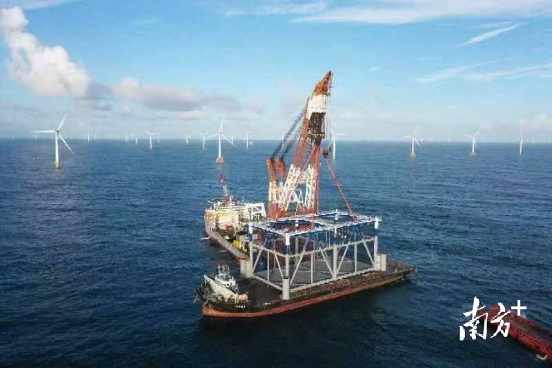 汕尾海事保障全球首例抗台风型海洋牧场网箱平台安全投放