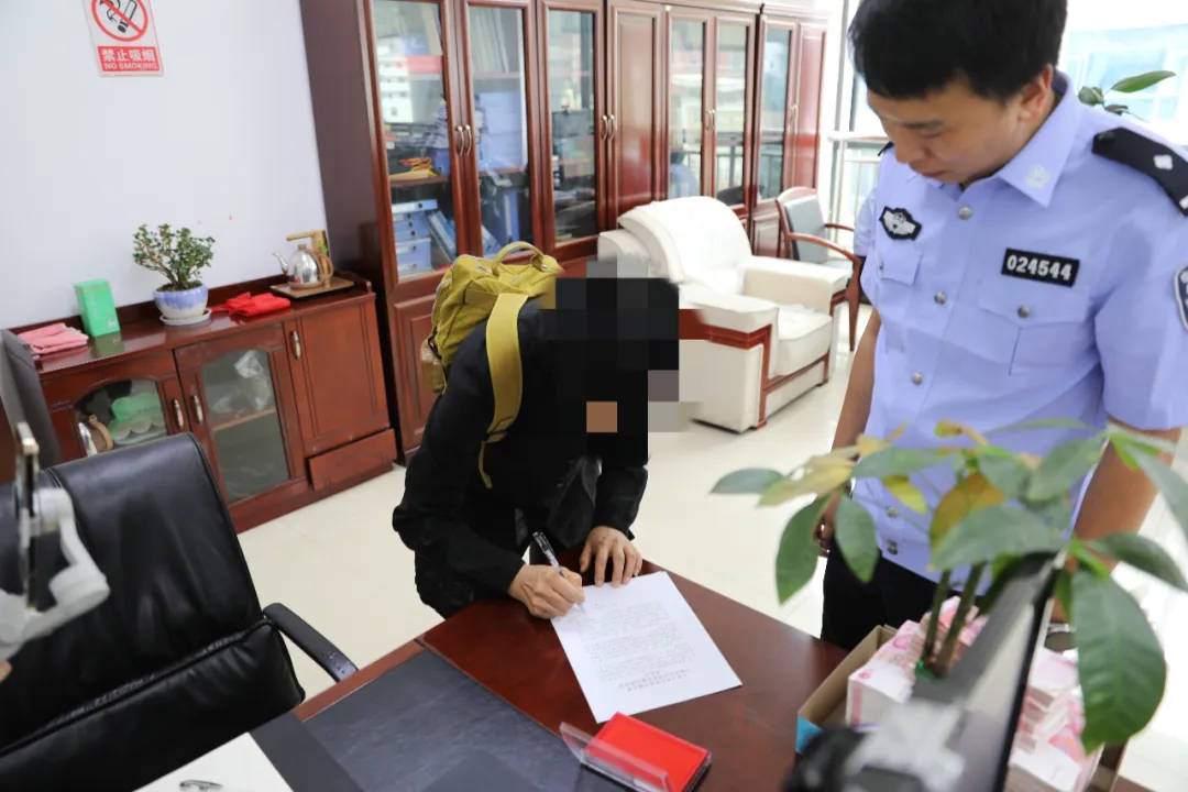 网约车司机接单“闪送”<strong></p>
<p>满币网平台币</strong>，纸箱里竟装了352350元人民币！