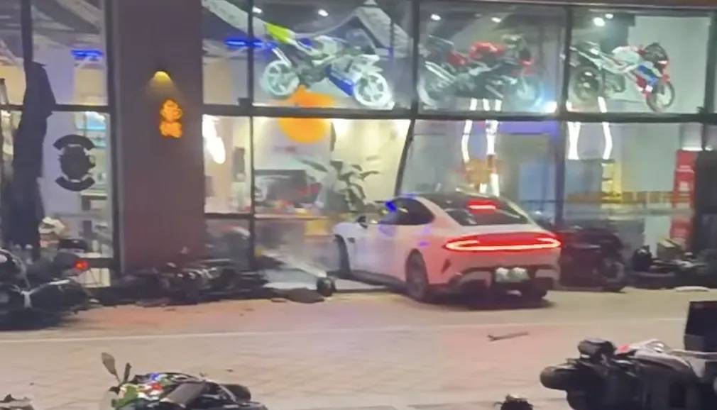 男子买新车后在群里炫耀被嘲<strong></p>
<p>币加所交易平台</strong>，持刀杀害一男子后开车撞向咖啡店？警方通报