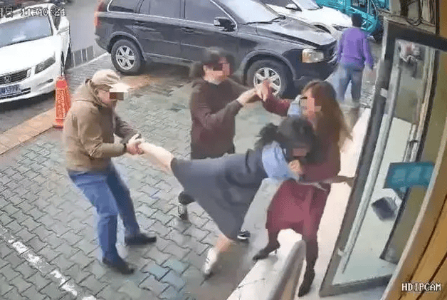 公职夫妻因挪车将女子打骨折<strong></p>
<p>币加所交易平台</strong>，想40万私了？通报来了