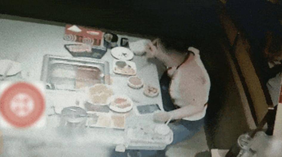 打两碗蘸料<strong></p>
<p>gate平台</strong>，吃一碗毁一碗！女子投虫敲诈火锅店更多细节曝光