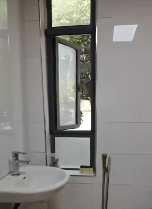 陕西一副局长为躲信访<strong></p>
<p>西安市诚信平台交易中心</strong>，厕所跳窗逃走？回应→