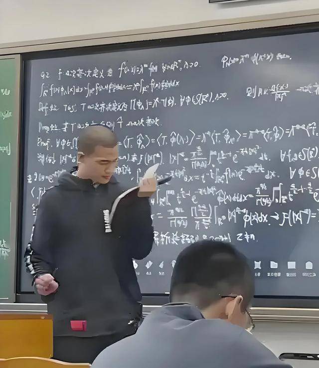 韦东奕上课照片走红<strong></p>
<p>hotcoin交易平台</strong>，新发型吸睛，网友：板书真漂亮，可惜看不懂