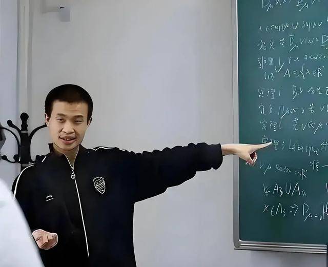 韦东奕上课照片走红<strong></p>
<p>hotcoin交易平台</strong>，新发型吸睛，网友：板书真漂亮，可惜看不懂