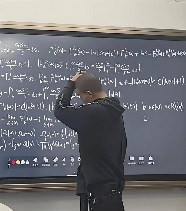 韦东奕上课照片走红<strong></p>
<p>hotcoin交易平台</strong>，新发型吸睛，网友：板书真漂亮，可惜看不懂