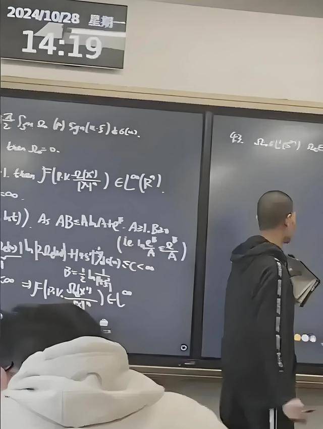 韦东奕上课照片走红<strong></p>
<p>hotcoin交易平台</strong>，新发型吸睛，网友：板书真漂亮，可惜看不懂