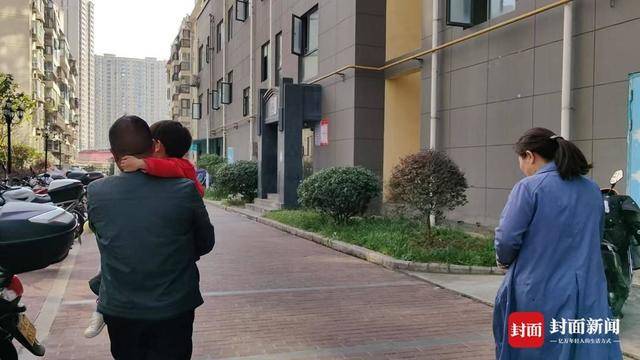 雇主突然失联<strong></p>
<p>炒原油交易平台</strong>，月嫂带女婴回家抚养三年 女儿埋怨“待外人更好”