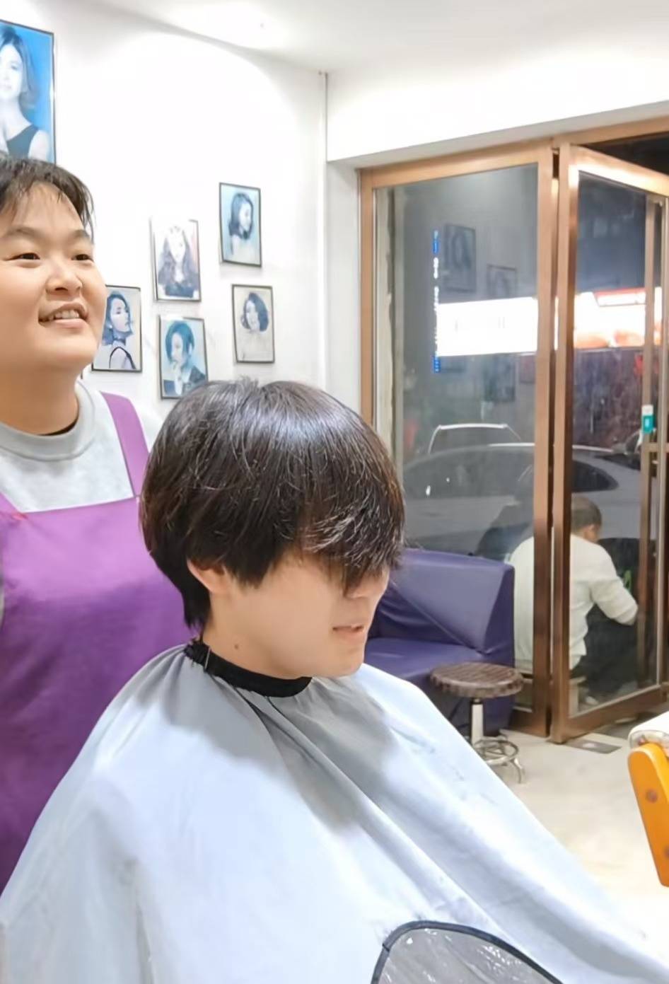 湖南夫妻理发店因“听得懂话”爆火<strong></p>
<p>炒原油交易平台</strong>，当地文旅：游客凭理发店“打卡照”可免费游览景区