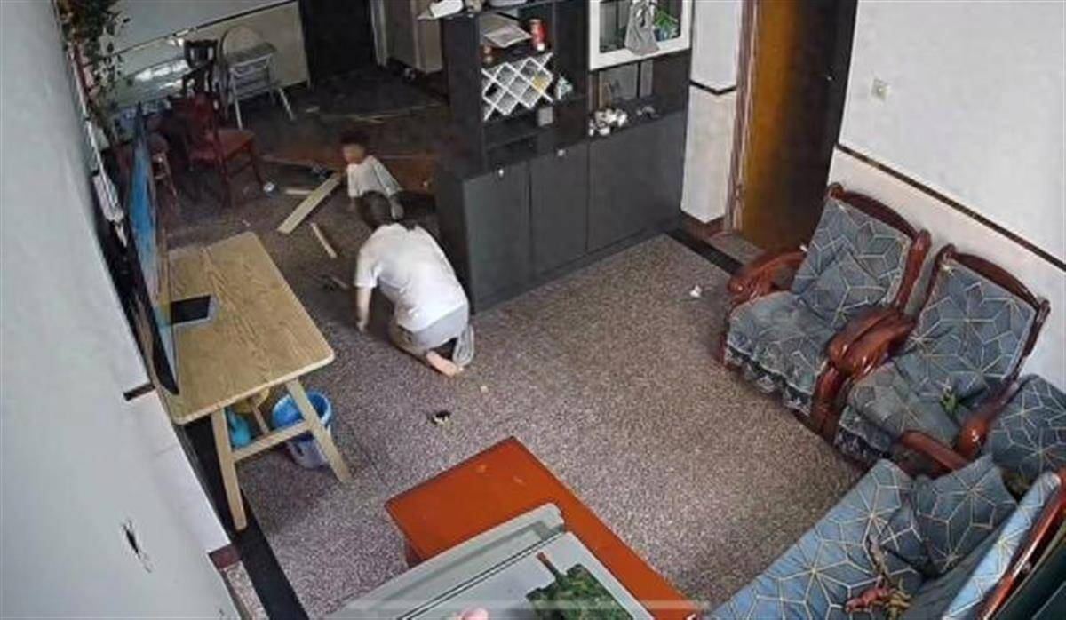 “烧伤妈妈”术后首次开口说话<strong></p>
<p>炒原油交易平台</strong>，称一辈子的苦都吃完了，其丈夫已开始带货，512件好物有497人跟买