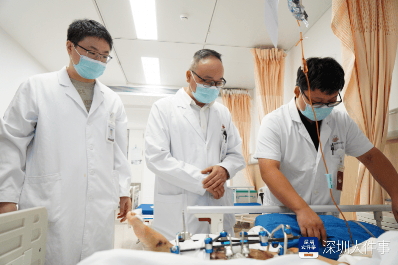 失血过半！深圳男子被三四百斤模具砸到<strong></p>
<p>炒原油交易平台</strong>，医生全力抢救