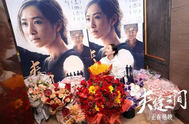 《夹缝之间》今日上映 陶昕然与女儿首映礼合唱《马马嘟嘟骑》