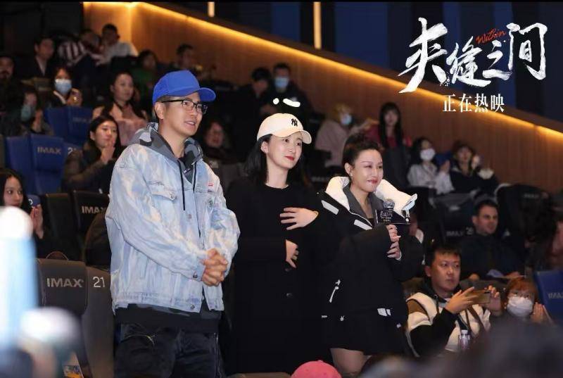 《夹缝之间》今日上映 陶昕然与女儿首映礼合唱《马马嘟嘟骑》