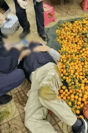 昆明一老人赶集摔倒压坏水果摊！中午就带着家属找来了<strong></p>
<p>炒币平台</strong>，摊主慌了……