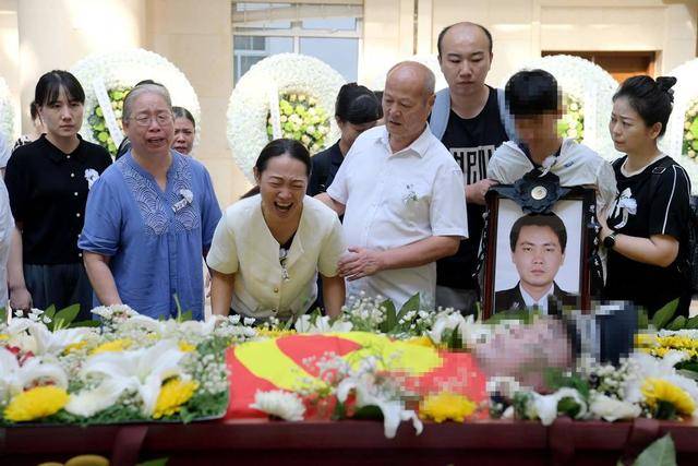 痛心<strong></p>
<p>炒币平台</strong>！武汉版“八里河派出所”所长凌晨在所里倒下 年仅52岁