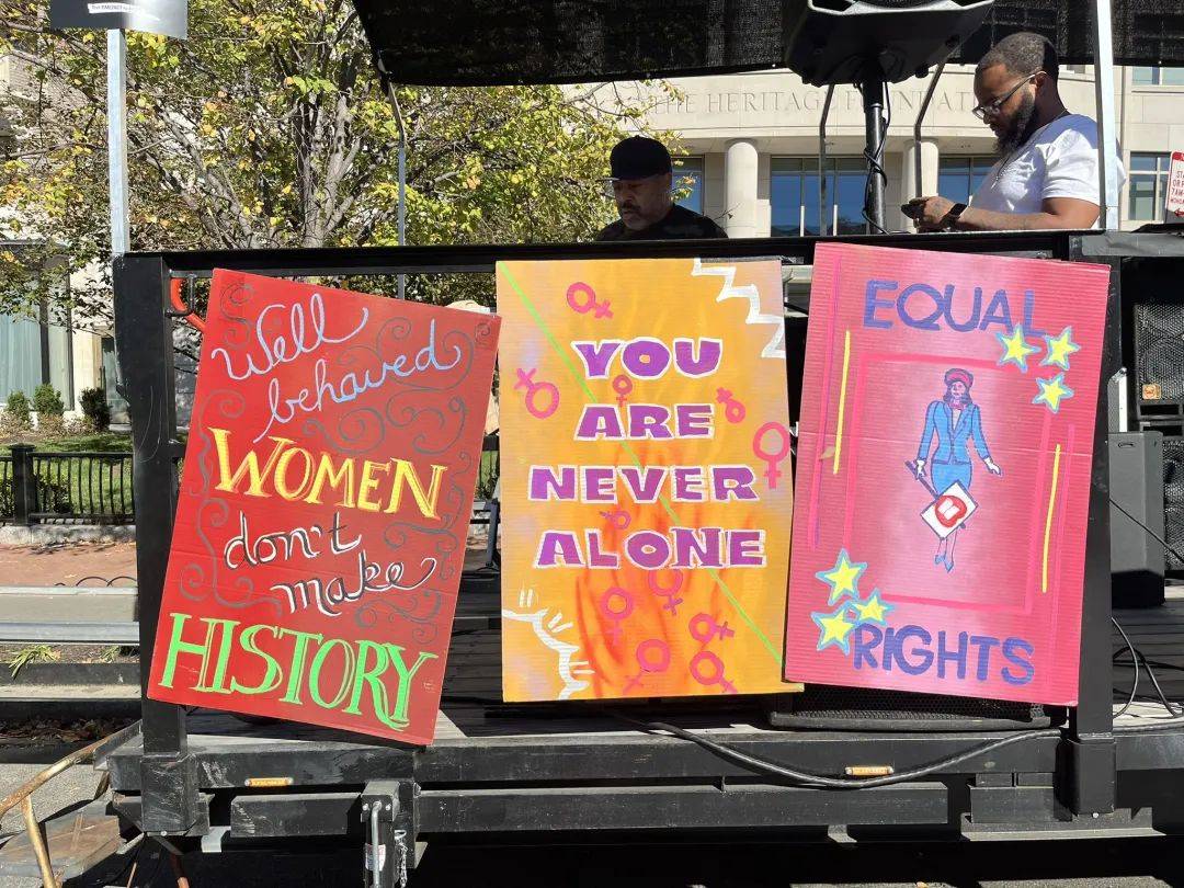 "化恐惧为战斗<strong></p>
<p>炒币平台</strong>！"全美多地爆发反特朗普游行