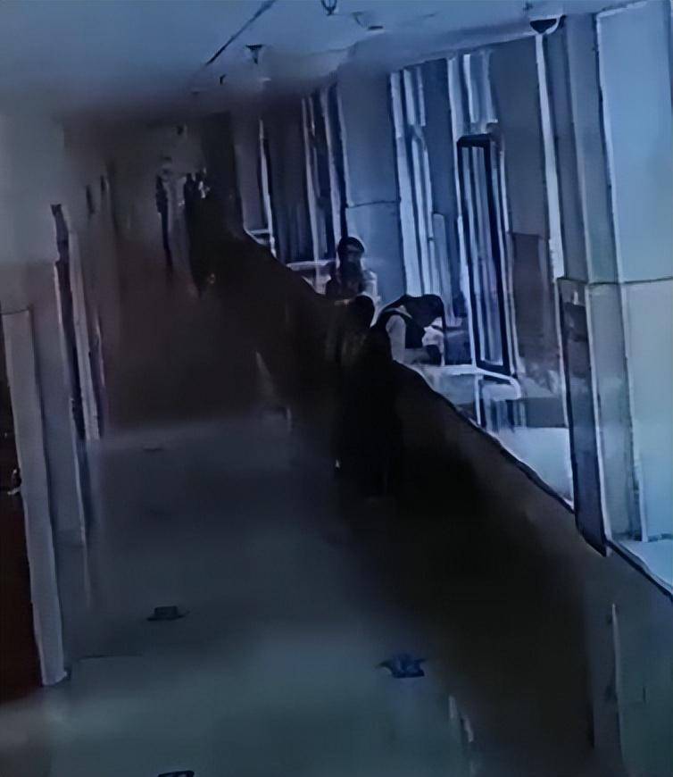 7岁男生踩脏地板<strong></p>
<p>炒币平台</strong>，鞋被语文老师扔垃圾桶，脚冷穿鞋又被数学老师拎讲台扇耳光；两名涉事女教师已被学校开除