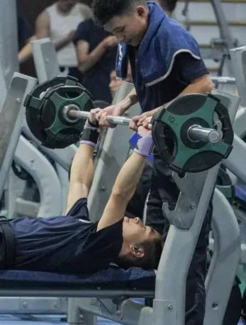 “八块腹肌和胸肌我都看习惯了”<strong></p>
<p>友利平台</strong>！浙江这所高校的健身房太火爆