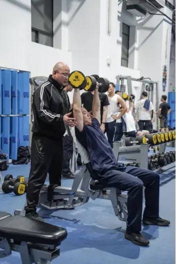 “八块腹肌和胸肌我都看习惯了”<strong></p>
<p>友利平台</strong>！浙江这所高校的健身房太火爆