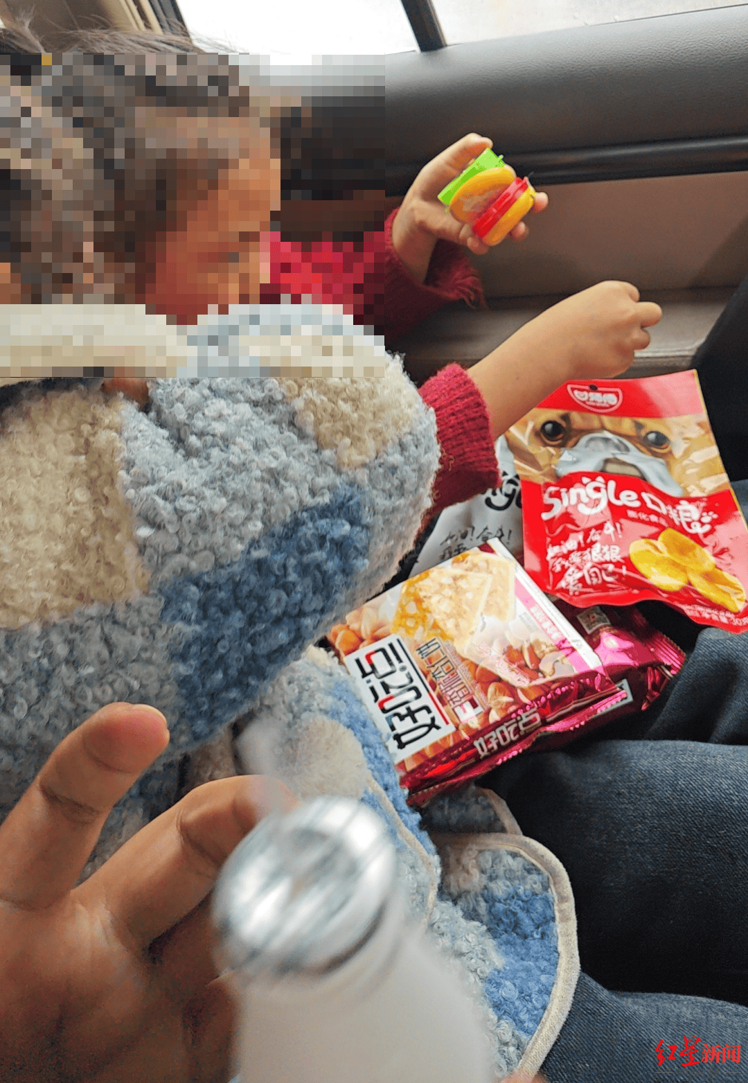 父母在外地打工<strong></p>
<p>友利平台</strong>，8岁姐姐带着6岁妹妹欲骑行80公里找父母，幸被交警送回