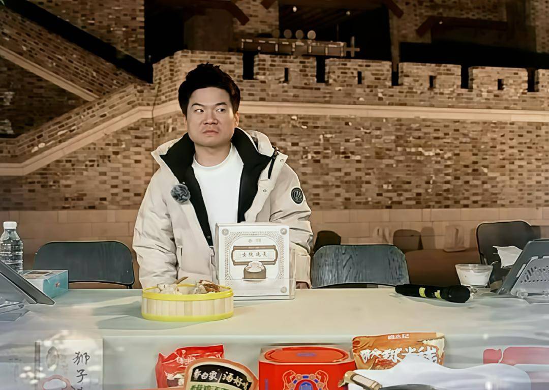 董宇辉：蒸裂开的包子<strong></p>
<p>友利平台</strong>，露馅了