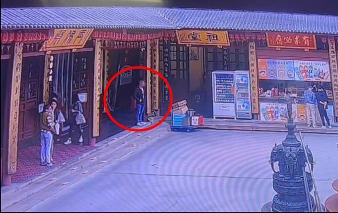 自制缠满双面胶的铁片<strong></p>
<p>交易mm平台</strong>，男子在寺庙内盗窃功德箱被行拘