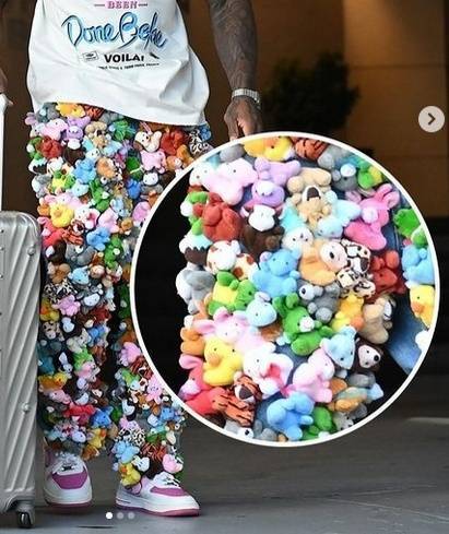 “打破时尚常规”<strong></p>
<p>交易mm平台</strong>，美国一男子将200多个毛绒玩具缝在牛仔裤上