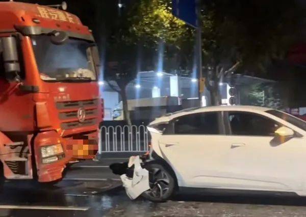 凌晨<strong></p>
<p>biclub交易平台</strong>，上海一路口多车追尾！目击者：疑似大货车惹祸，撞击力度大