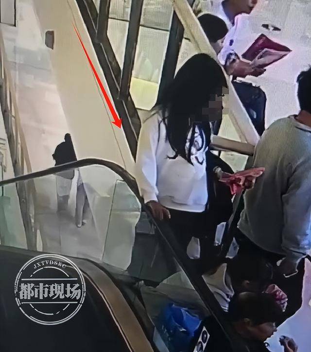 山东济宁一女孩在商场坠亡<strong></p>
<p>biclub交易平台</strong>，其倚靠的扶梯玻璃护栏疑似脱落，警方回应